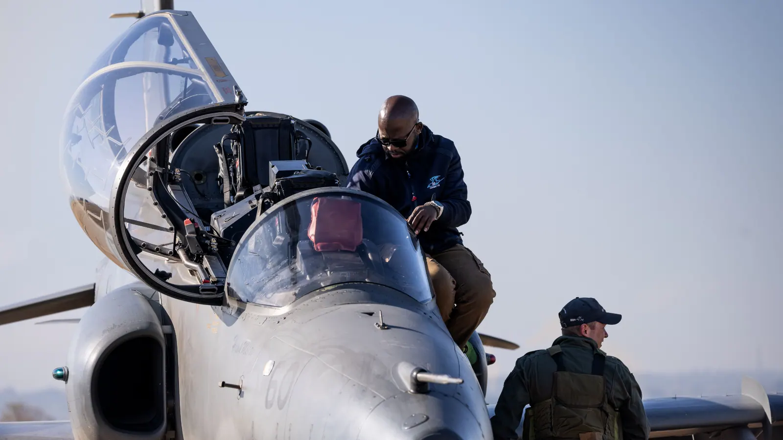 Piloto de combate inspeccionando su avión de combate antes del vuelo