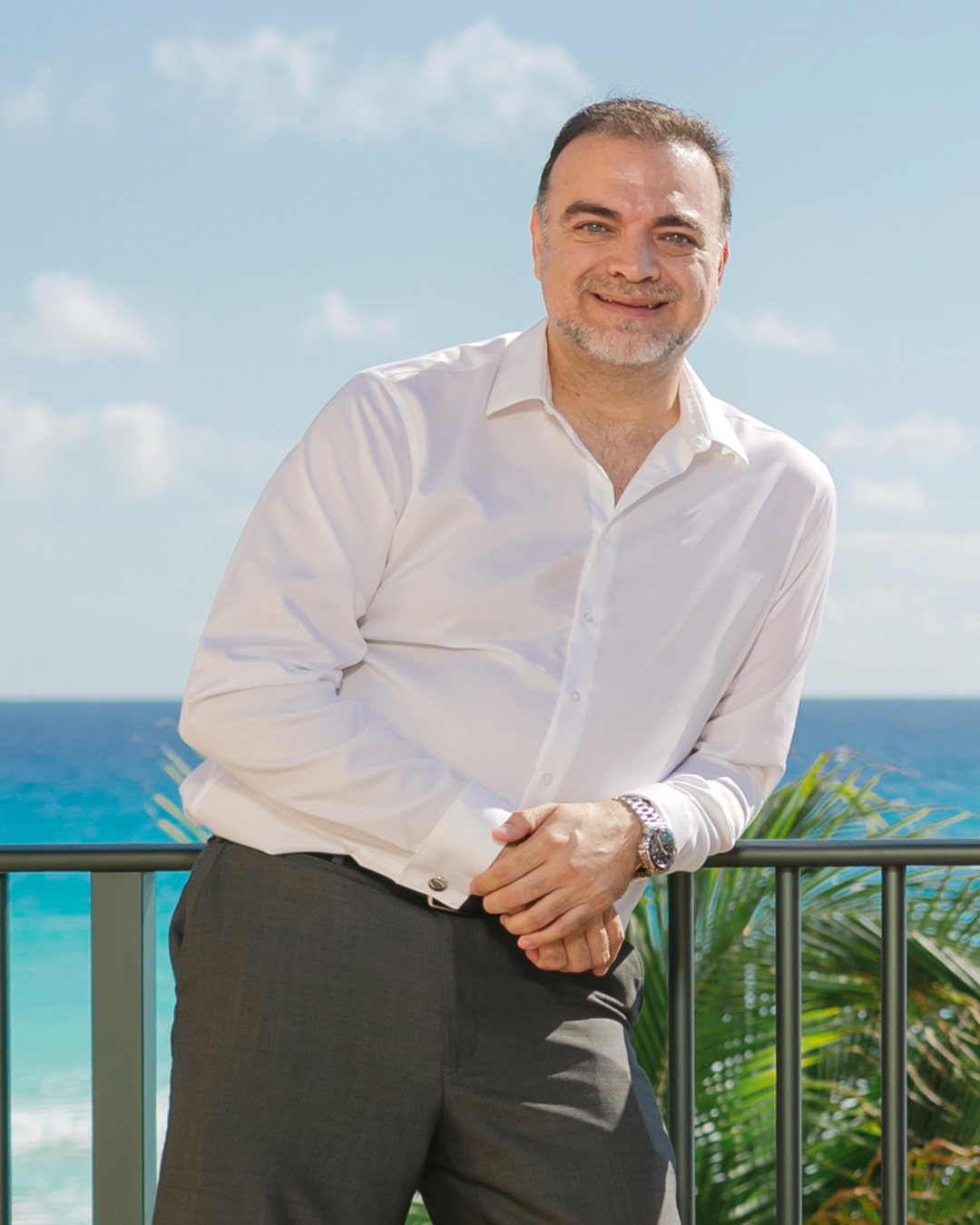 Rafael Yedid frente al mar, coach y creador de contenido en respiración, ontológico y sanación emocional